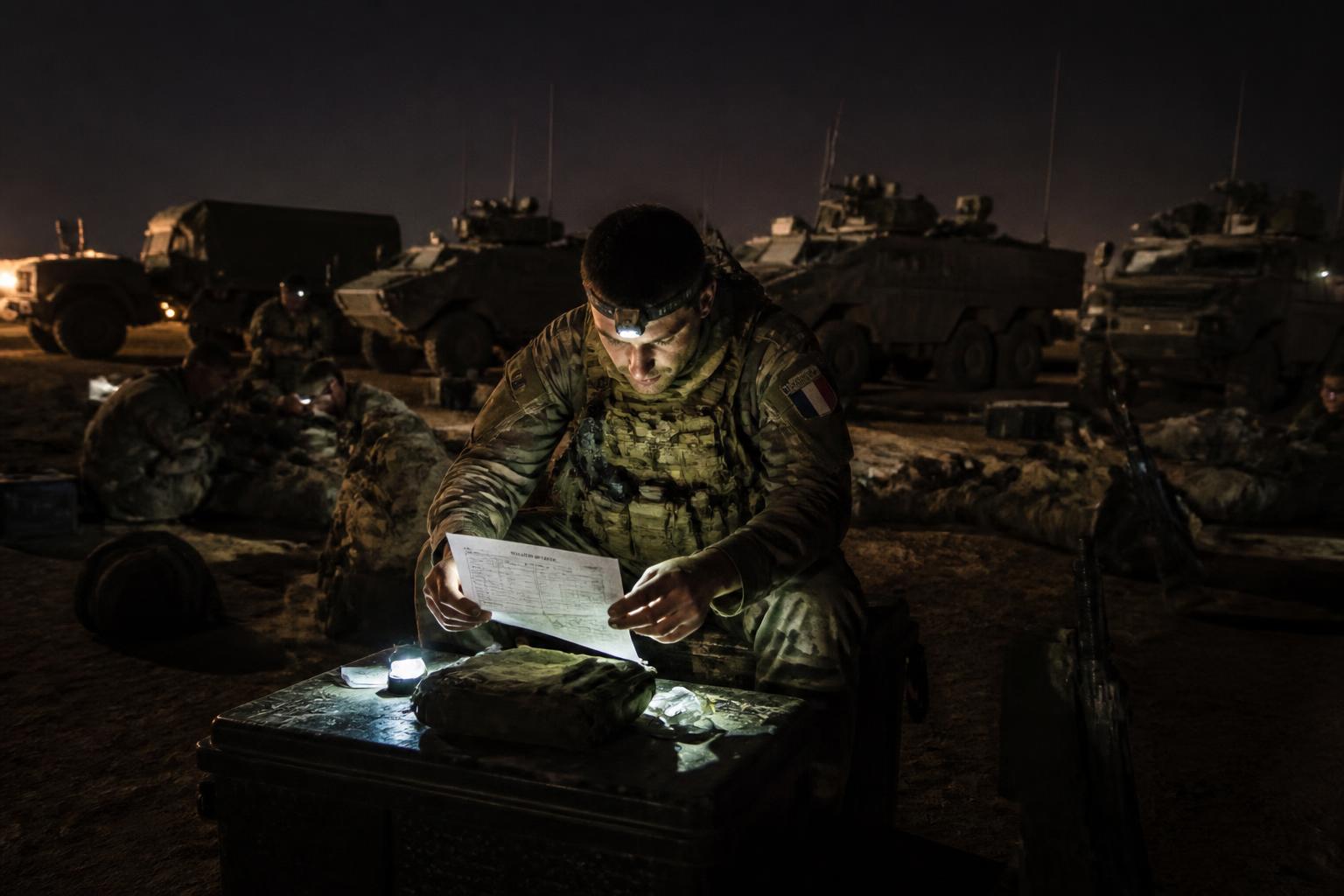 découvrez tout sur le salaire des militaires en mission, incluant les primes opex et les indemnités terrain pour mieux comprendre leur rémunération spécifique.