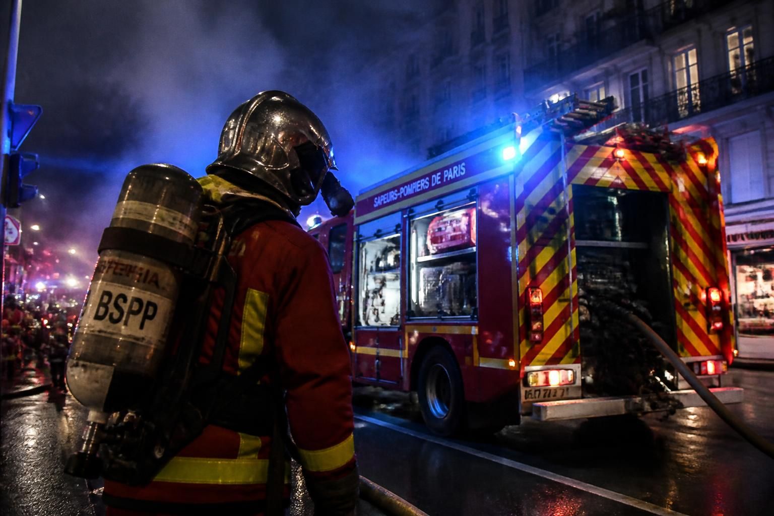 découvrez la grille complète des salaires des pompiers de paris (bspp) : informations détaillées sur les rémunérations selon les grades et l'ancienneté.