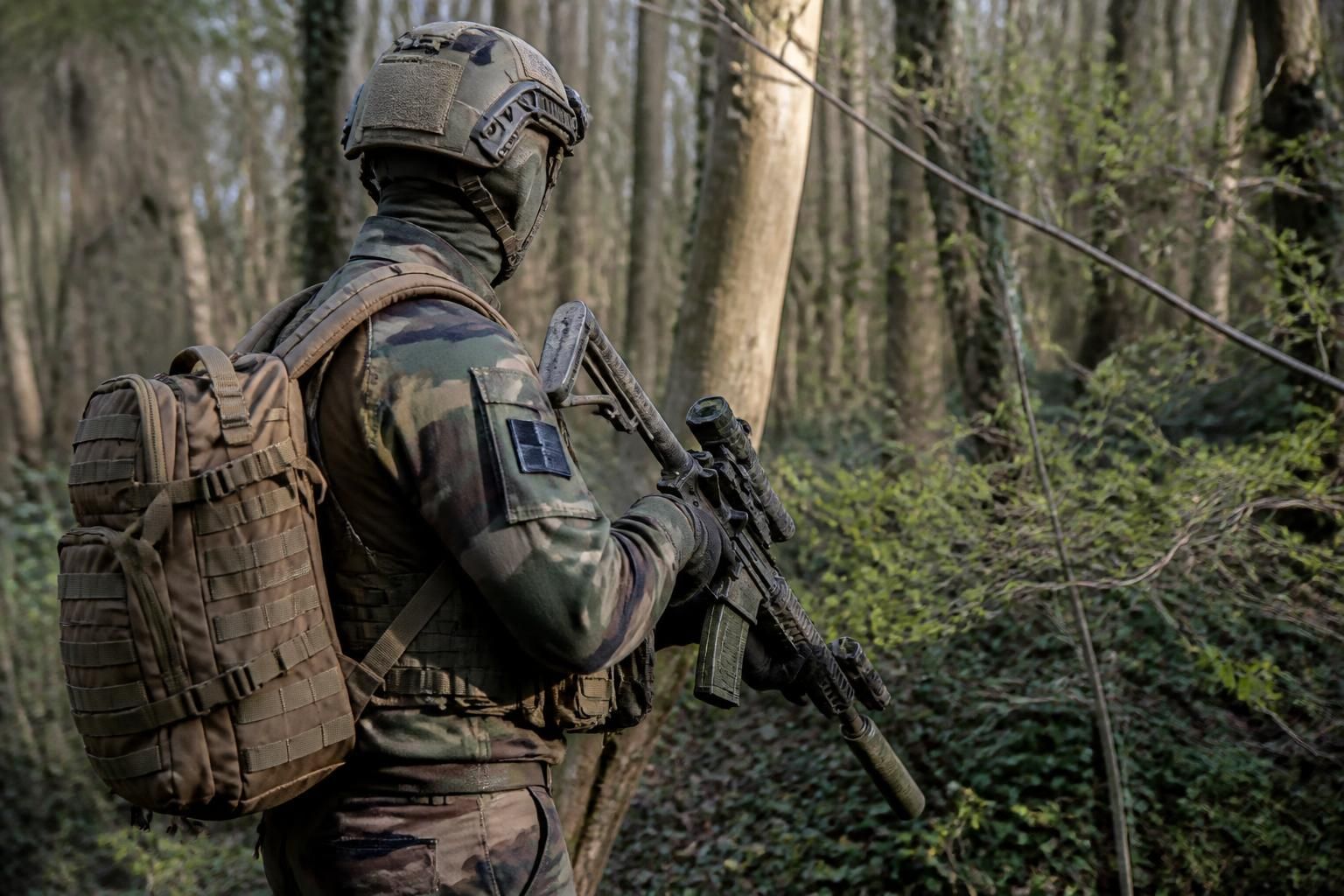 découvrez notre guide complet sur les vêtements militaires de camouflage, leurs motifs variés et leurs usages pour un style à la fois fonctionnel et tendance.